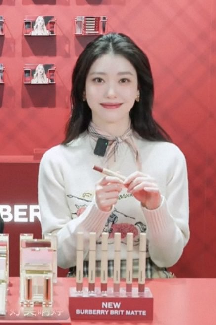 xiaotinglvr_'s tweet image. XIAOTING IS HERE 💜

#XIAOTINGxBURBERRY