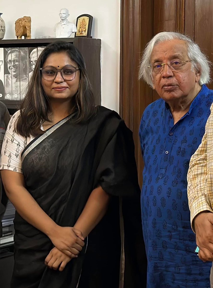 “कवि बोलेंगे, लिखेंगे युद्ध के विरुद्ध एक कविता, प्रगति के नक्शे पर बार-बार खींचेंगे गायब स्त्रियों की लकीरें।”

जन्म दिवस की हार्दिक बधाई नरेश जी,  अशोक जी 

#nareshsaxena #ashokvajpeyi #poet #hindi