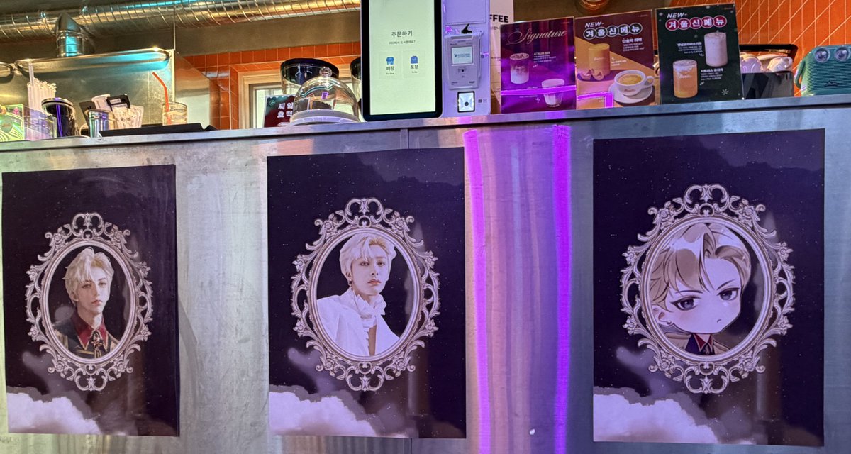 hone94115's tweet photo. ︵𖤐✧⋆︵

🩵 포토존 형원 ❤️

🎞️    카페 이벤트 기간 동안
포토 존에서 보실 수 있습니다. 🎞️

❤️내일 17일 5시 디피 마감 배부 예정입니다🩵

#아름다운_형원_탄생일
#BEAUTIFUL_PRINCE_HYUNGWON

#HYUNGWON
#MONSTAX #MONSTA_X

#HBDtoHYUNGWON
#동그란미소의형원DAY0115 https://t.co/ckAUNwUd3w