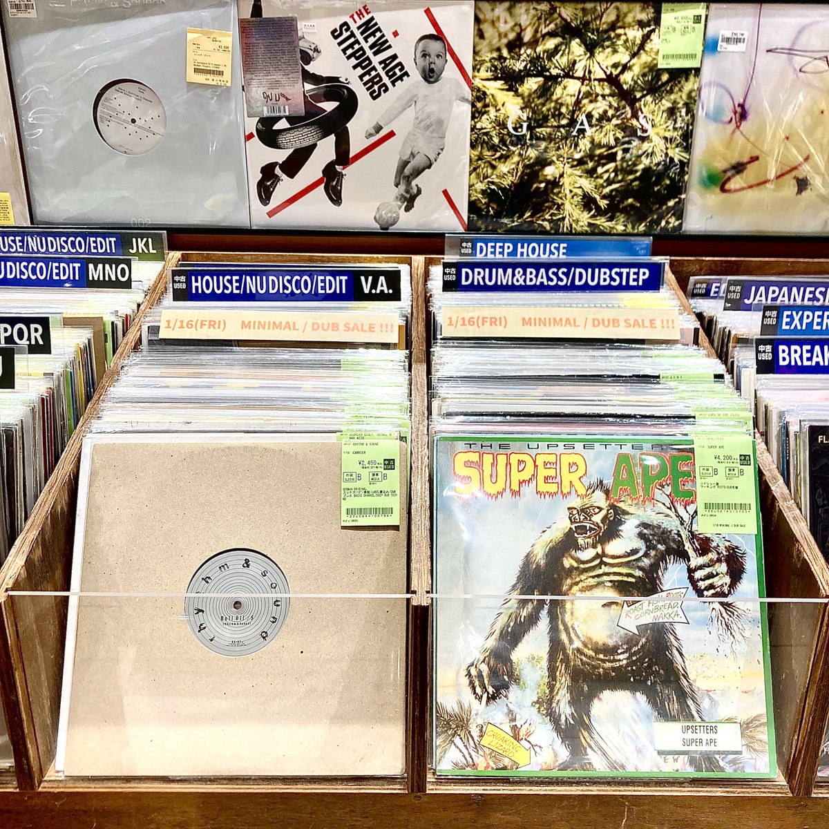 diskunion_dkw's tweet image. 【川崎TECHNO/HOUSE】 

1/16(金) 緊急開催！
MINIMAL / DUB USED VINYLセール!! 90枚超放出!!!

河村祐介氏著作「DUB入門」や、

MERMAID氏の「DUBMAID」などなど、

昨今機運が高まる"ダブ"を軸にセールを開催！

#ディスクユニオン川崎 
#dub
#minimal  

diskunion-kawasaki.blog.jp/archives/29321…