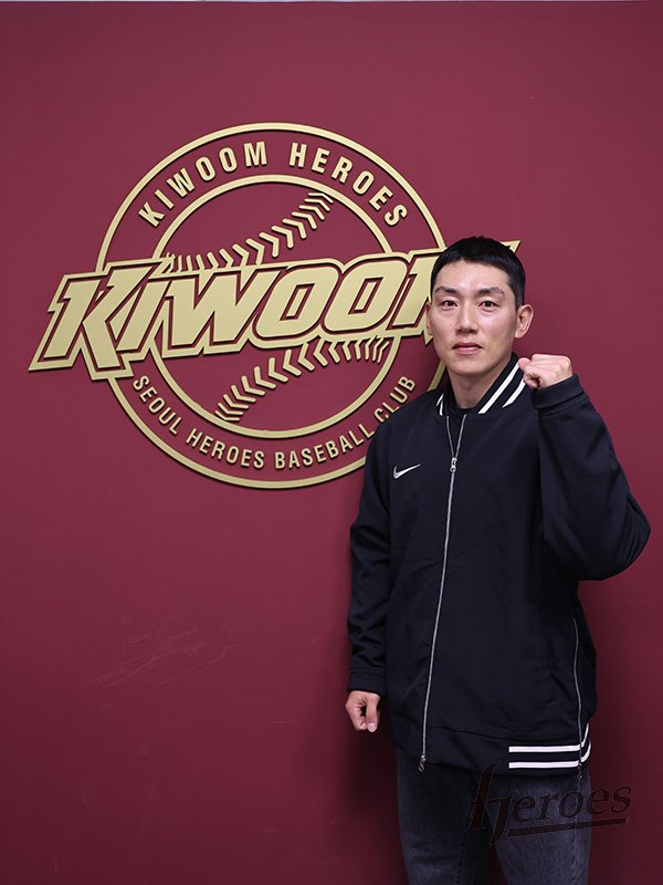 키움히어로즈는 16일(금) 내야수 서건창과 연봉 1억 2천만원에 선수 계약을 체결했다.
이번 계약으로 서건창은 5년 만에 히어로즈 유니폼을 다시 입게 됐다.