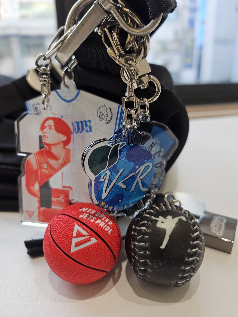 VRC_Ruby0212's tweet image. 普段持って歩いてるバックに付けてるキーホルダー
いろいろ好きなもの全部入れてたらめっちゃぐちゃぐちゃになってる🤓