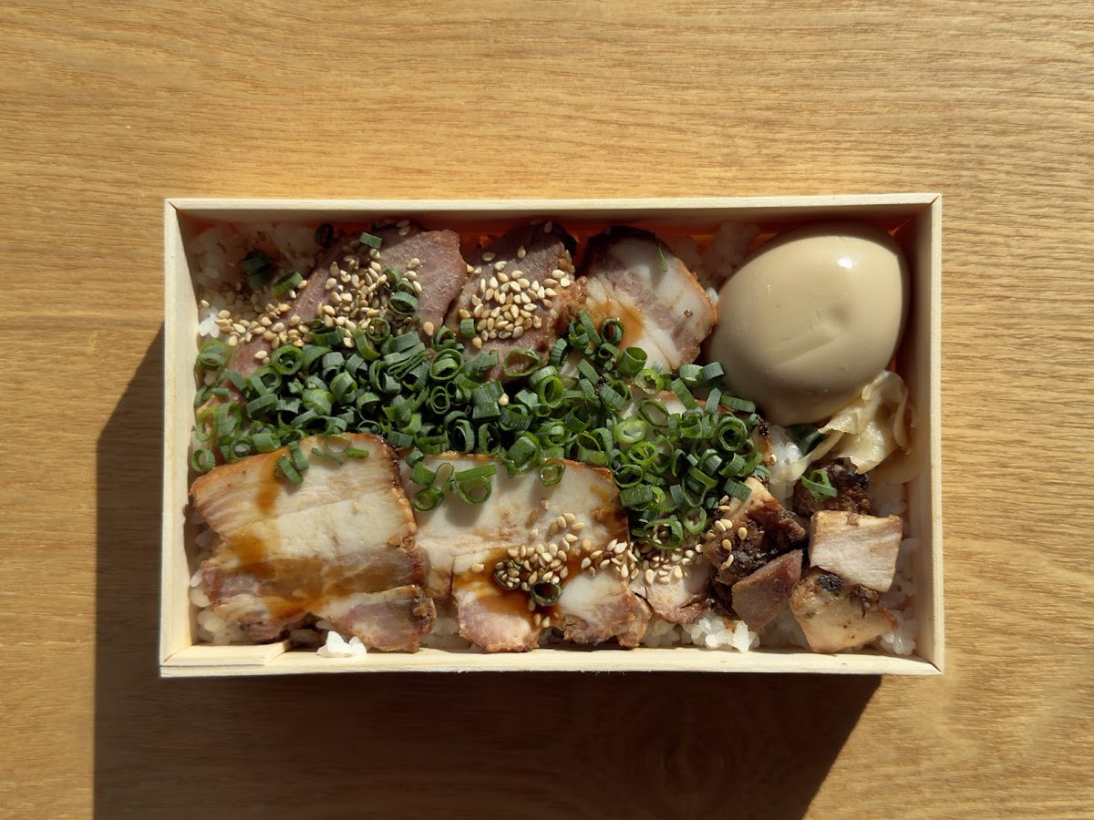 minamisuna1's tweet photo. チャーシュー専門店の至高で至福のお弁当、香港式本格焼豚のお重「蜜汁チャーシュー重」です😋

豚バラ叉焼、肩ロースラ叉焼、味玉、ガリ、はしのはしで構成された美味ワールドを堪能してください😎

📍ミートポーク山水（東京都江東区海辺5-9） https://t.co/rvzxH3lr1T