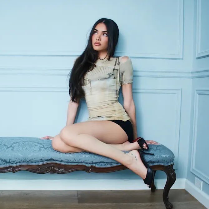 madisonchart's tweet photo. Madison Beer’s ‘locket’ debuts at #46 on US iTunes, becoming her biggest album debut on the chart. https://t.co/UqcK65zNEm