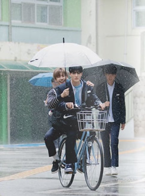 najaeispua's tweet image. แล้วรูปนี้โคดน่ารักอ่ะ55555555555 เจโน่ปั่นแจมินซ้อนถือร่มให้ด้วย โรแมนติกก