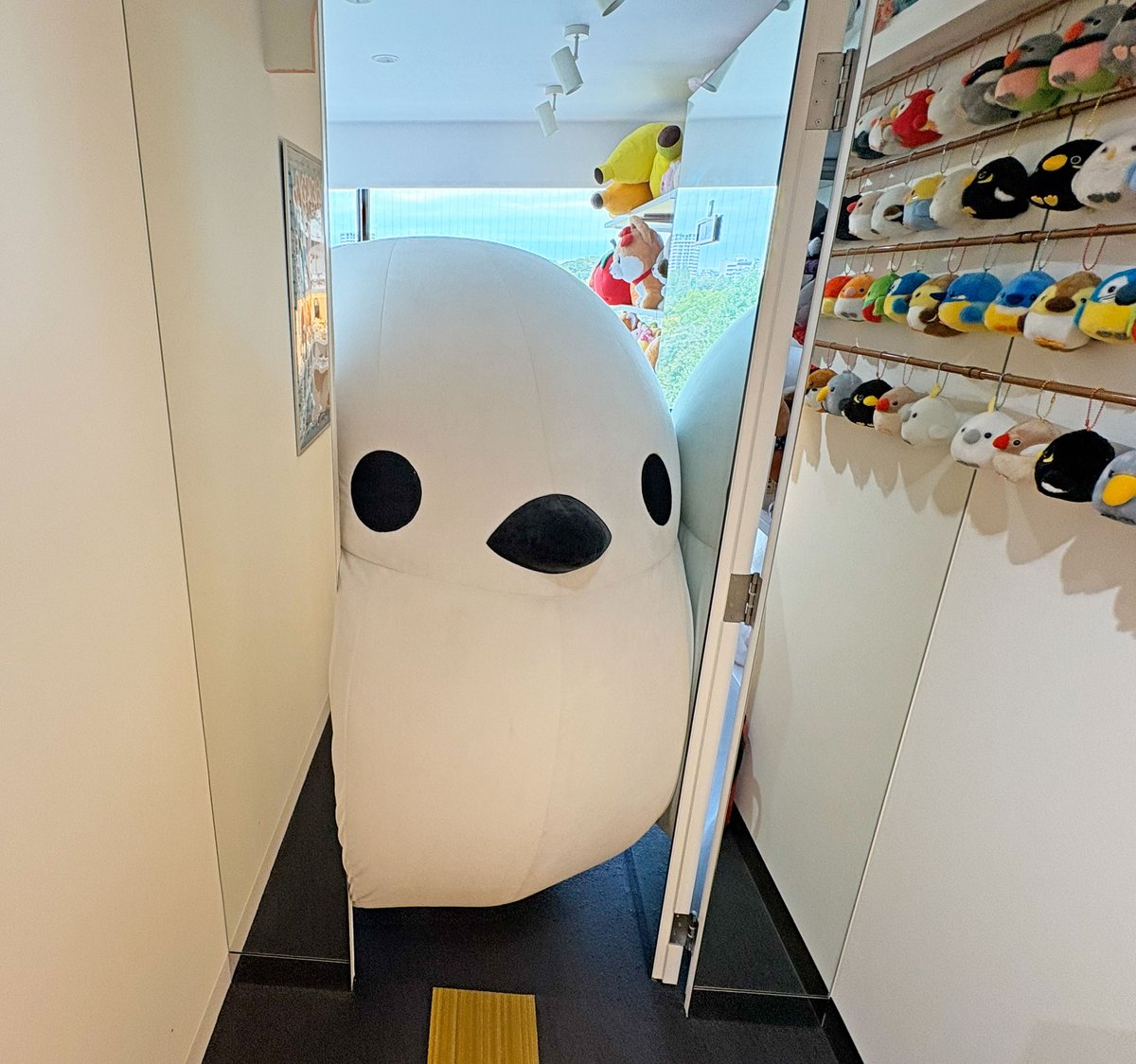 【悲報】アミューズのシマエナガ、部屋から出られない

#ふくふくシマエナガ