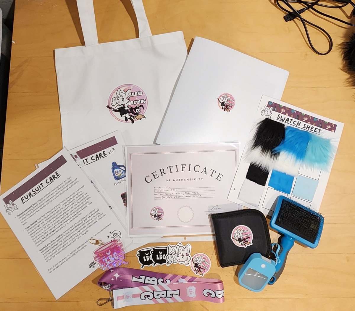 A little goodie bag to go home with all my future suits that at least have a head.
Paws and tails will get mini care guides. :3