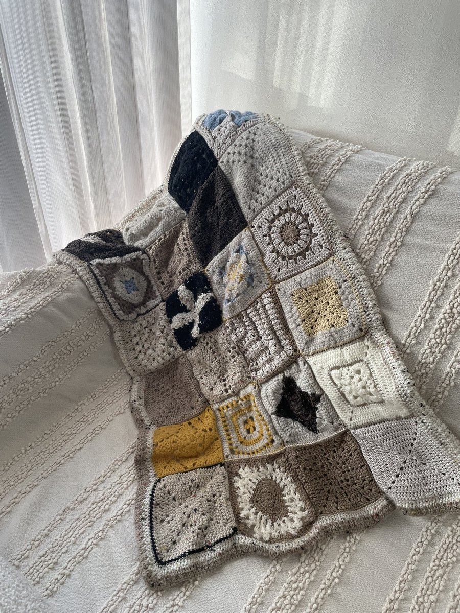 ikoand's tweet photo. 最近編んだもの🧶
あまり糸を使ったので素材も糸の太さもバラバラ
半分に折った時の裏表の雰囲気が好きなので中にクッション入れて閉じちゃうのもありかな🤔💡？
#かぎ針編みアドベント2025 
#かぎ針編みアドベント2025完成お披露目 https://t.co/ERVcd8EZ4K