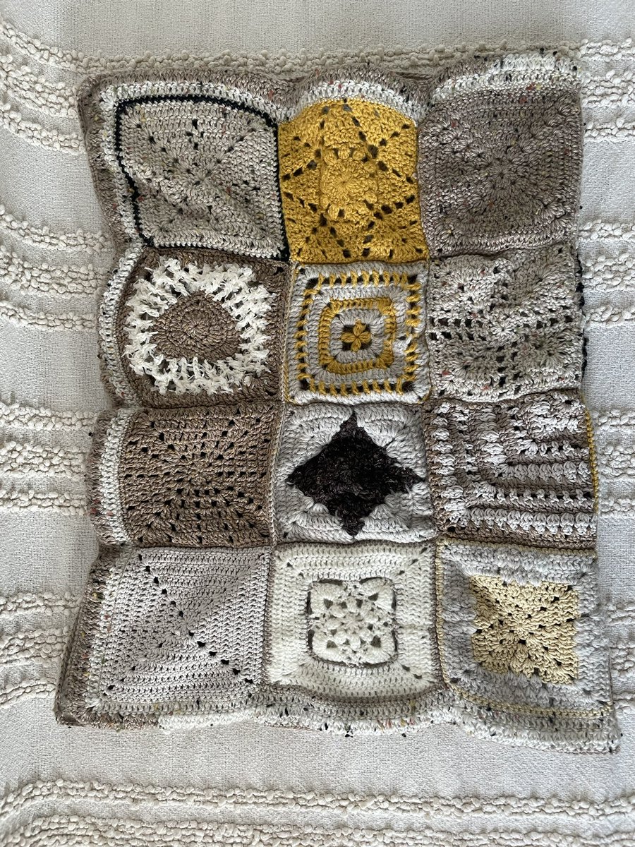 ikoand's tweet photo. 最近編んだもの🧶
あまり糸を使ったので素材も糸の太さもバラバラ
半分に折った時の裏表の雰囲気が好きなので中にクッション入れて閉じちゃうのもありかな🤔💡？
#かぎ針編みアドベント2025 
#かぎ針編みアドベント2025完成お披露目 https://t.co/ERVcd8EZ4K