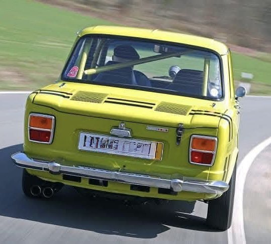 SalvOasi's tweet image. Simca 1000 Rallye 2

Presentata nel 1972, la Rallye 2 è la versione più grintosa della Simca 1000. Motore posteriore 4 cilindri 1.294 cm³, doppio carburatore Weber, 82 CV per appena 840 kg. Assetto rigido, carreggiate allargate, freni a disco anteriori e un carattere nervoso che…