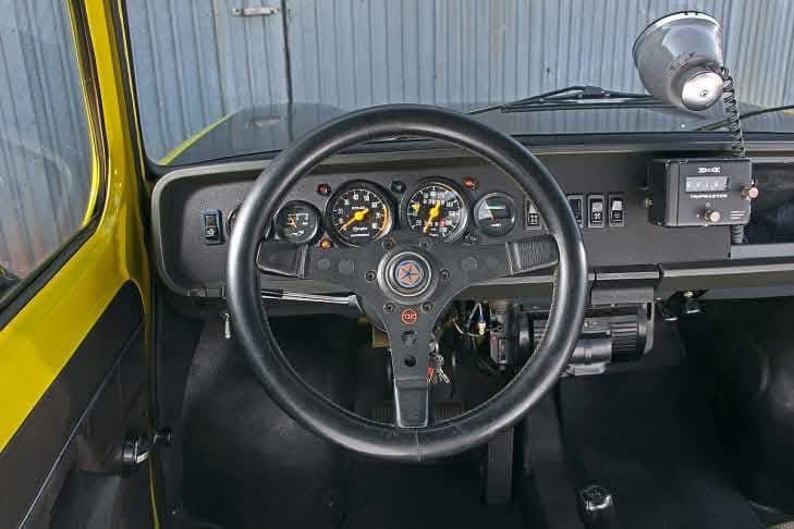 SalvOasi's tweet image. Simca 1000 Rallye 2

Presentata nel 1972, la Rallye 2 è la versione più grintosa della Simca 1000. Motore posteriore 4 cilindri 1.294 cm³, doppio carburatore Weber, 82 CV per appena 840 kg. Assetto rigido, carreggiate allargate, freni a disco anteriori e un carattere nervoso che…