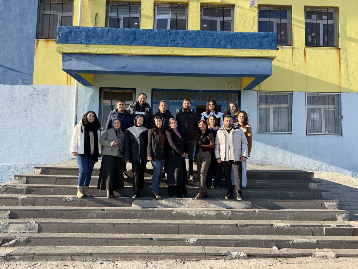 Bugün okulumuzda bir dönemin emeğini taçlandırdık, karnelerimizi verdik.
Öğrencilerimizi gösterdikleri gayret için tebrik ediyor, tatilde bol bol dinlenmelerini, kendilerine zaman ayırmalarını diliyoruz. <a href="/Yusuf__Tekin/">Yusuf Tekin</a> <a href="/vali_zorluoglu/">Murat Zorluoğlu</a> <a href="/sadoglu_salih/">Salih Sadoğlu</a> <a href="/ErnezDemir/">Demir Ernez</a> <a href="/dbakirvalilik/">T.C. Diyarbakır Valiliği</a>