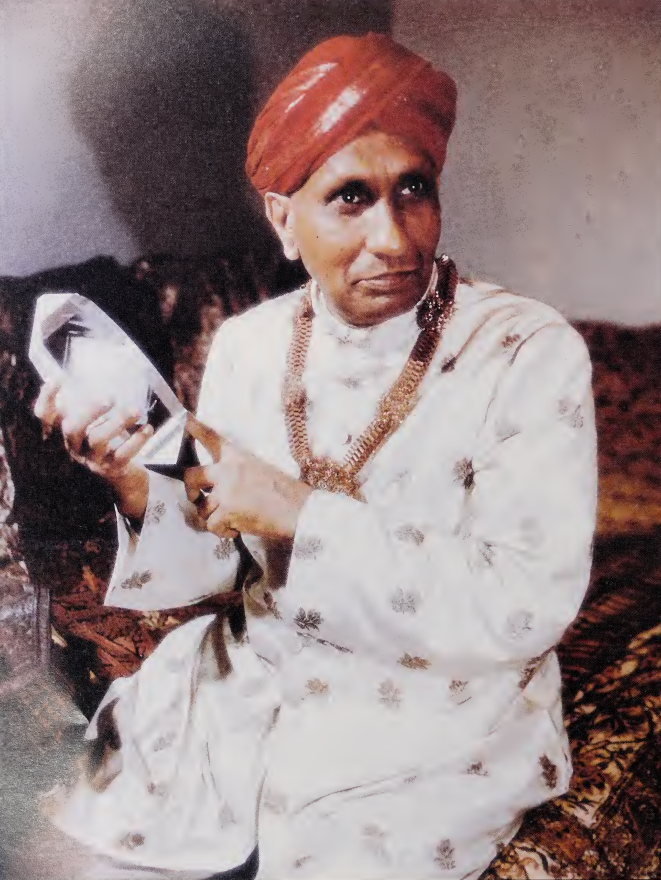 UdayChatterje's tweet photo. Darbhnaga Raj not only provided the country with 600Kg of Gold during Indo China war, then the Maharaja of Darbhanga lent a large, 140-carat diamond to physicist Sir C.V. Raman and his student Bhagavantam for their groundbreaking studies on diamond's optical properties, most museums & collectors refused to let him handle their treasures. however, the maharaja of Darbhanga simply handed him the 140 carat peshwa diamond leading to the discovery of the famous Raman line and X-ray topography, highlighting the royal family's support for science. This isn't a case of giving diamonds as payment, but a generous loan of a precious gem for crucial scientific research in the 1920s/30s, part of Darbhanga's rich jewel collection