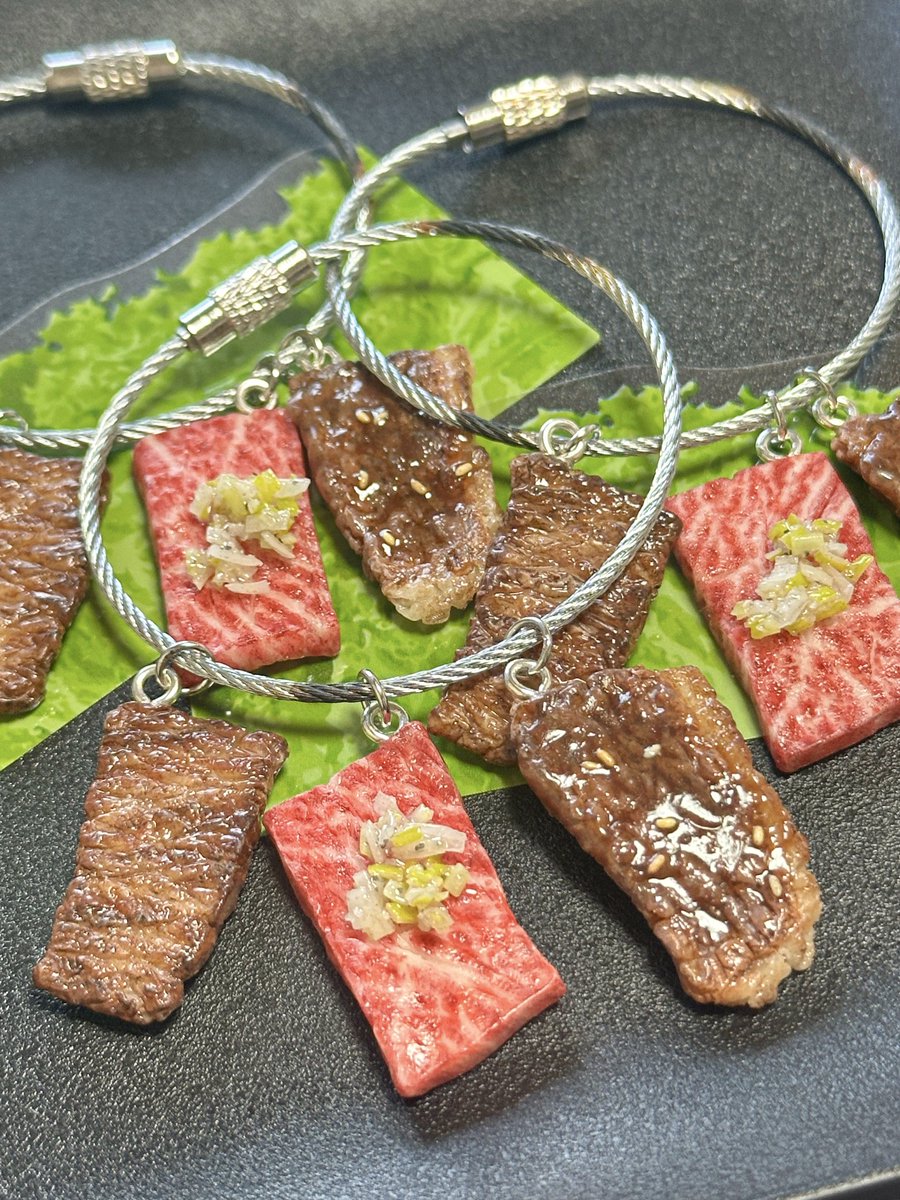 hara_hetta0725's tweet image. パンケーk…じゃなくてカルビ焼肉はワイヤーキーホルダーにしてみました。
生肉が難しすぎた