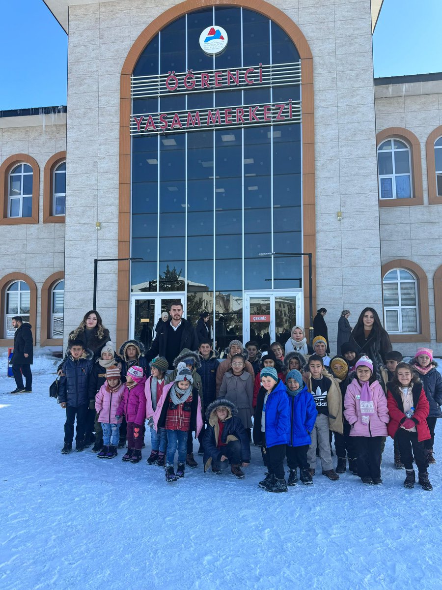 İlçe kaymakamlığımız himayesinde Sosyal Yardımlaşma ve Dayanışma Vakfımız Yukarı Satıcılar Köyünde eğitim gören öğrencilere Diyadin Cafe’de hamburger  ikram edip Ağrı İbrahim Çeçen Üniversitesi Öğrenci Yaşam Merkezinin Sinema Salonunda Çizgi Film izleme keyfini yaşattı.