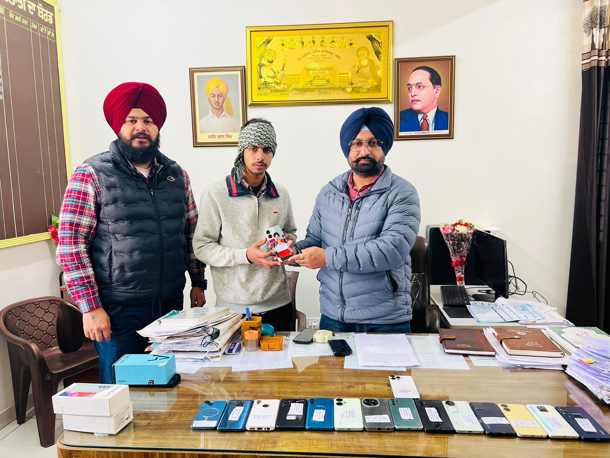 SangrurPolice's tweet photo. 🔴 As per the directions of SSP #Sangrur, DSP sub-division #Lehra handed over the traced 24 lost/stolen mobile phones of the public to their rightful owners. From May 2025 till now, Sub-Division Lehra has successfully traced and recovered a total of 55 lost/stolen mobile phones📱 https://t.co/pl5uEInZki