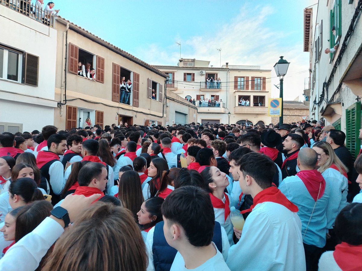 AnikaTous's tweet photo. A la casa del trull.
#CalObrer https://t.co/cyx6pp1aTR