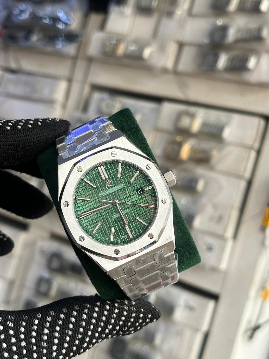 Show me your wrist and I'll tell you who you are 🌚🌚🌚

🏷️ 97,000

Comes with branded box

Kindly help repost 🙏