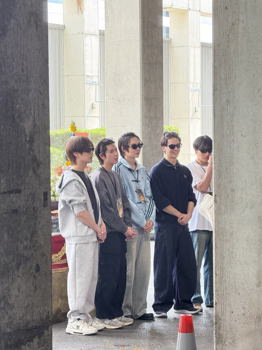 cfzx_'s tweet image. ป๊าดดดด พี่วรรณคาดแว่นว่ะ หล่อแท้น้ออ้าย