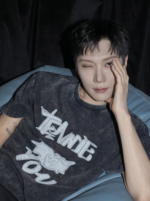 _Kpop_Stats_'s tweet photo. #TEN of #NCT / #WayV defines absolute creative excellence in his new collab with #CPSCHAPS! 🎨👕
Featuring his hand-drawn "TEN LOVE YOU" design, this limited-edition drop is a masterclass in idol-led artistry. Simply resplendent. ✨ https://t.co/PNdmJbeZYn