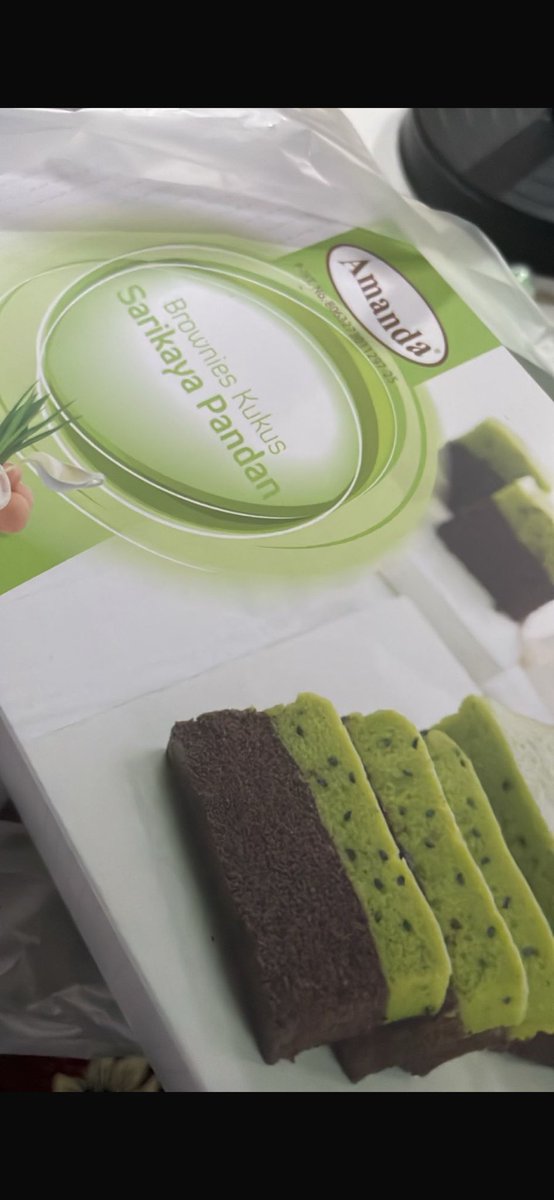 Varian <a href="/_AmandaBrownies/">Amanda Brownies</a> yang paling enak. warna ijonya bener pandan kan Min, bukan yang lain abis nagih bgt..