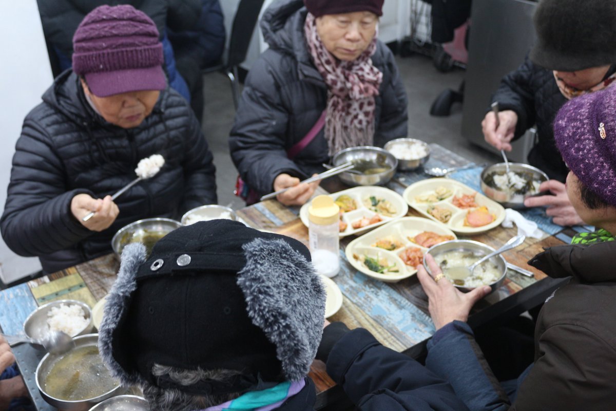 금요일입니다.평일에도 이제는 7~80분이 오시는거같습니다..많이 오시네요.날이풀려서 그런가..

힘에 벅차네요..

아침 7시부터 와계시는 어르신이 계시고 정신이 없습니다.에고..

오늘은 어르신들께 잡곡밥. 소고기미역국. 김치. 계란소시지전. 호박팽이버섯볶음.어묵볶음

그리고 쑥떡을 함께 나
