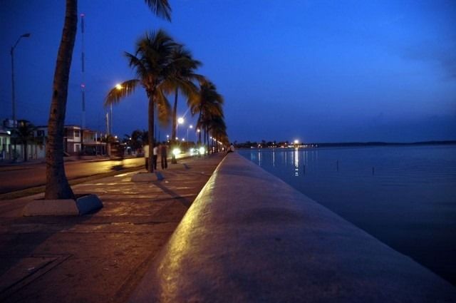 Azareus__'s tweet image. Lo tengo todo
por no querer más nada
y el foco se detiene.
En la calma demorada
regreso de soñar.
Y es tan beautiful
como lo pensás,
i'm beautiful,
estrella de miel, estrella de miel.
Tan beautiful,
mereces lo que sueñas.
(Comencemos a subir)
Nunca tan alto,
tan alto caí. 🪴