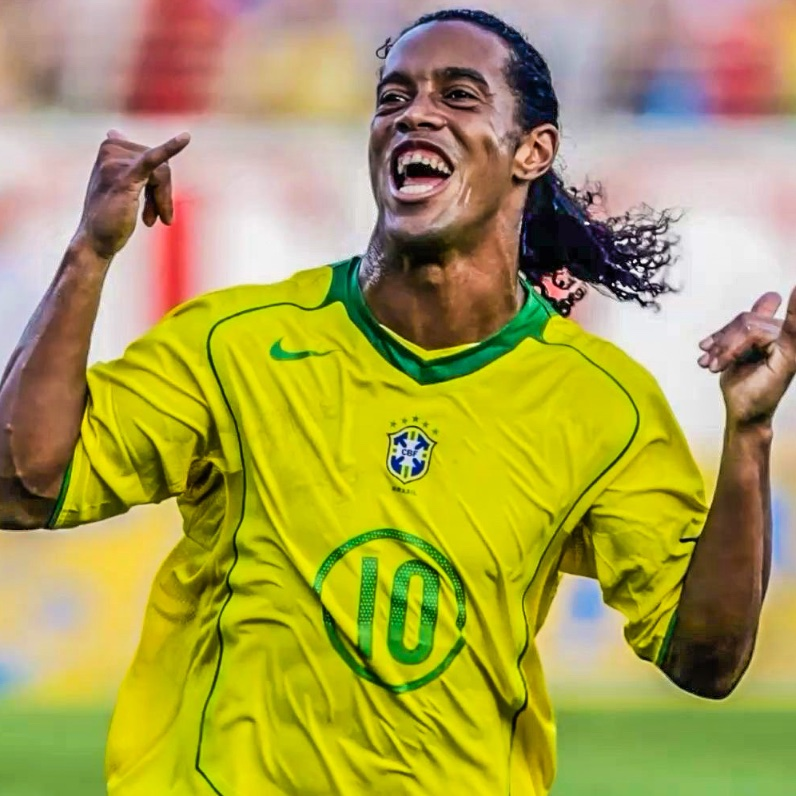 744 مباراة. 269 هدف. 210 تمريرة حاسمة. 14 لقب. الكرة الذهبية 2005. في مثل هذا اليوم قبل 8 سنوات، اعتزل الأسطورة رونالدينيو كرة القدم رسميا 