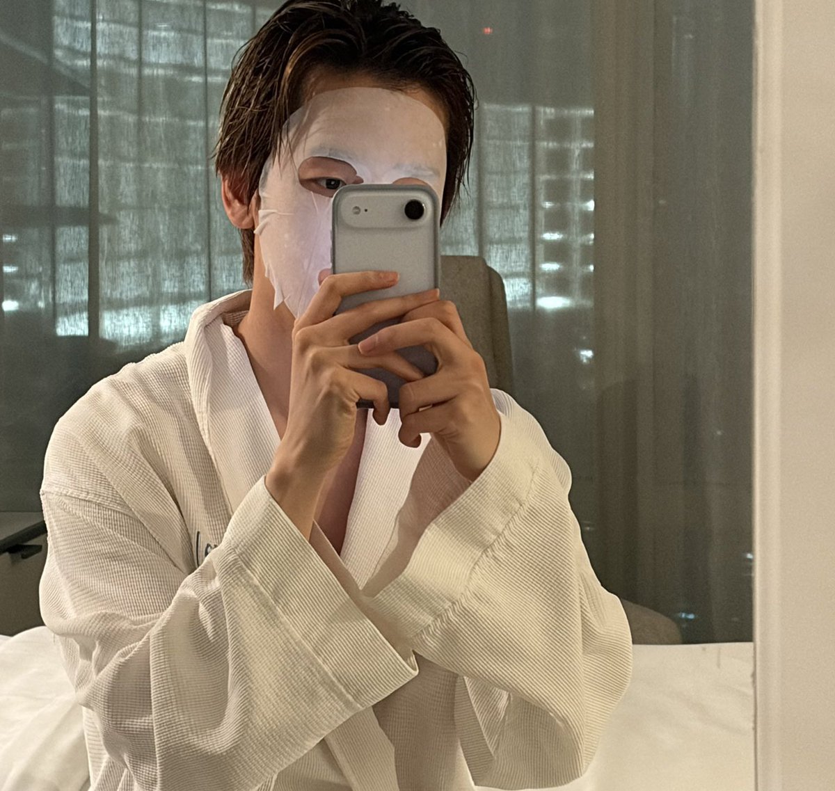 B_easeup's tweet photo. Dia suka banget pake bathrobe https://t.co/3Lh7eagwE5