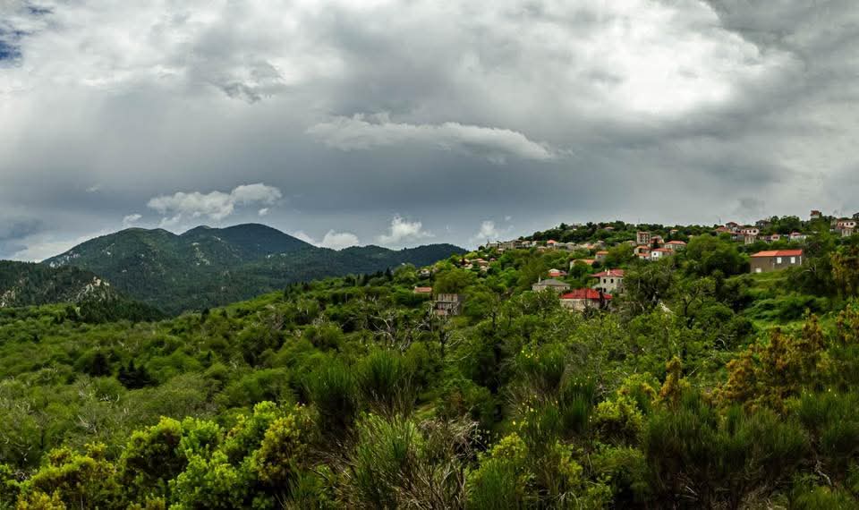 savegreekmounts's tweet photo. Ο Παράδεισος του Κοσμά Αρκαδίας  και η καταστροφή που συντελείται από την αιολική  βιομηχανία (στις κορυφές που βρίσκονται αριστερά, στην πρώτη φωτογραφία)...
Το σύνολο (σχεδόν...) της τοπικής κοινωνίας είναι αντίθετο προς την καταστροφή.
#Πάρνωνας https://t.co/mOR8Kj85Z3