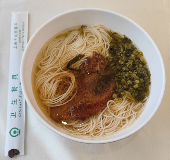 HathTown's tweet photo. 再见了Z99/100 沪港直通车。虽说普速很多年定价没变了。但飞机也没怎么涨价，网约车顺风车价格比十年前出租车还便宜了。这个车去年才停杭州南，以前金华上车坐过几次客流并不怎么样。以后去广州还是坐K209吧，广铁的车不禁烟卫生还差。 https://t.co/1tUDaLRISr