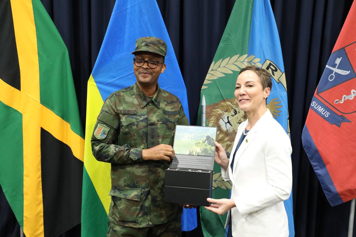 #Rwandan Army Engineering Regiment given a standing ovation in #Jamaica as its experts embarks on a mission to fix the public infrastructure devastated by the cyclone. 

<a href="/RwandaMoD/">Rwanda Defence Force</a> <a href="/RwandaMFA/">Ministry of Foreign Affairs & Int'l Cooperation</a>