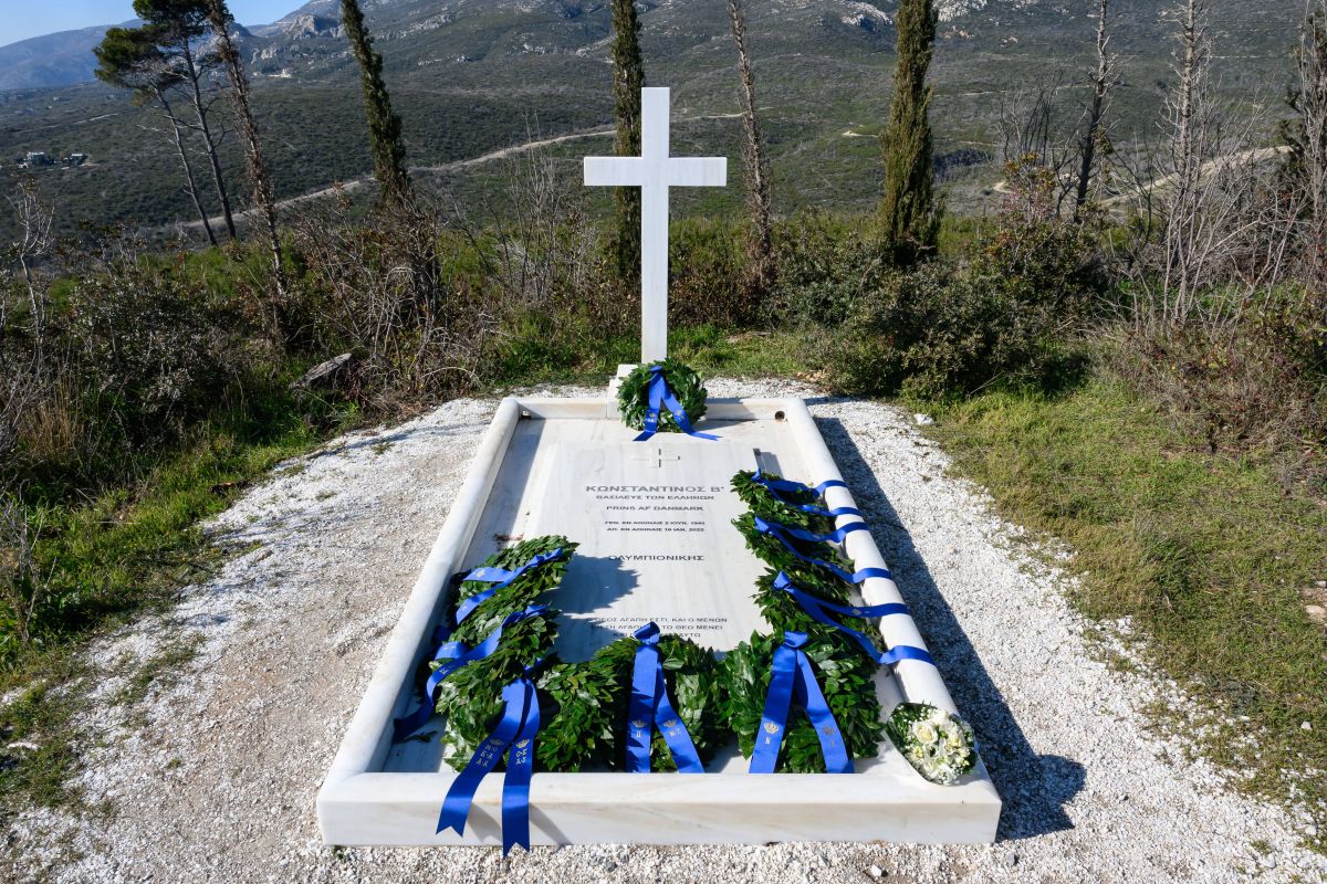 rwthofficial's tweet photo. 🇬🇷
#Greece’s Queen Anne-Marie with Crown Prince Pavlos and the Royal Family attended the religious service marked the anniversary of passing of King Constantine II on 10 Jan. 2026 at the Royal Cemetery of Tatoi Palace outside #Athens.
📸 Nikolas Kominis #KingConstantine #ConstantineII #βασιλιάςκωνσταντίνος #ελλάδα