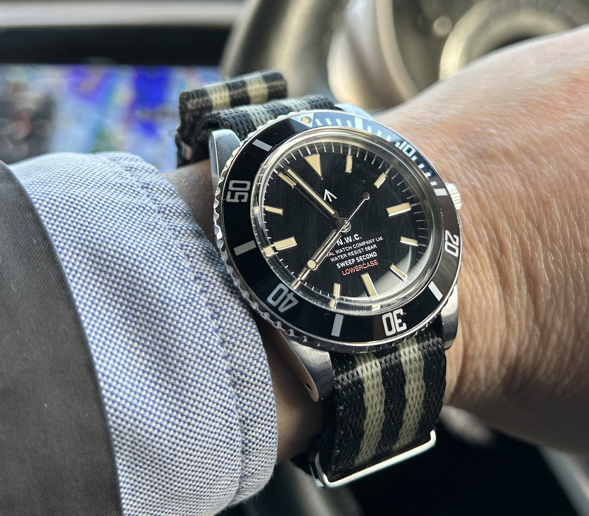 昨日届いて付属のNATOストラップの質感が微妙と思い、手持ちのボンドストライプに換装したらめちゃ良くなった。
まずブロードアローが良いのとクォーツなのにスイープ運針(重さ軽くて楽)
販売主の王立海軍サブマリーナへの憧憬を形にした別注ナバルウォッチは素晴らしい