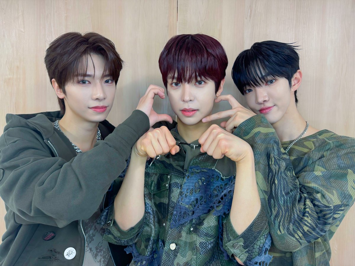 [📸] 260116 GENUS PROMOTION &amp; LIVE EVENT IN JAPAN "𝙁𝙄𝙍𝙎𝙏 𝙎𝙏𝙀𝙋"

도쿄에서 제너스로서 무대에 설 수 있었던 오늘 공연, 정말 감사해요! 😊 무대 위에서 마주한 응원과 눈빛 하나하나가 저희에게 큰 힘이 됐어요. ✨
이 도시에서 이렇게 따뜻한 마음을 받을 수 있다는 게 아직도 믿기지