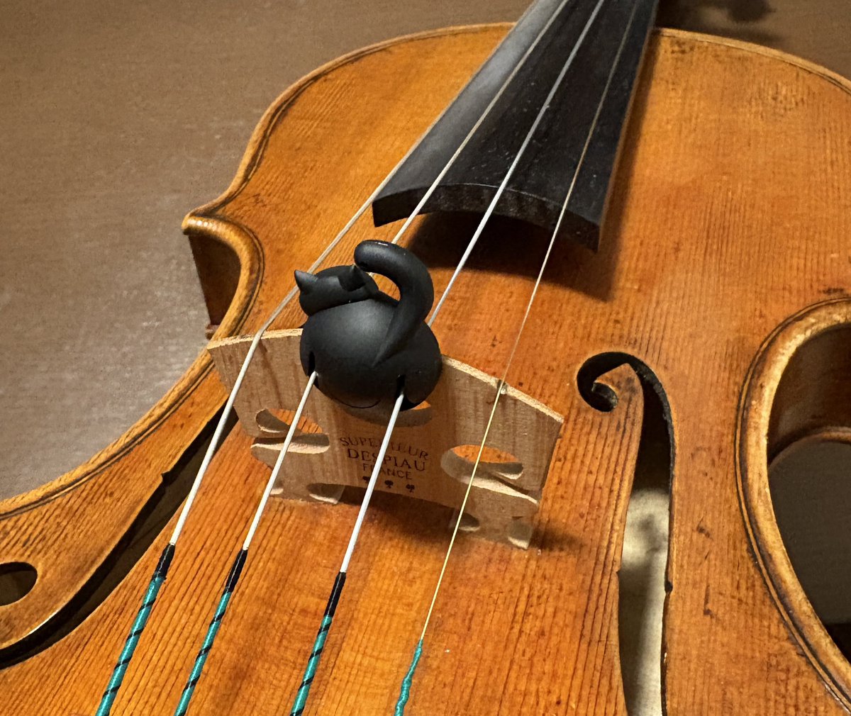 ヴァイオリン用のネコ型ミュート！その名も「ミャート」え、チェロ用も欲しい、、、弾く方から見るとお尻やー