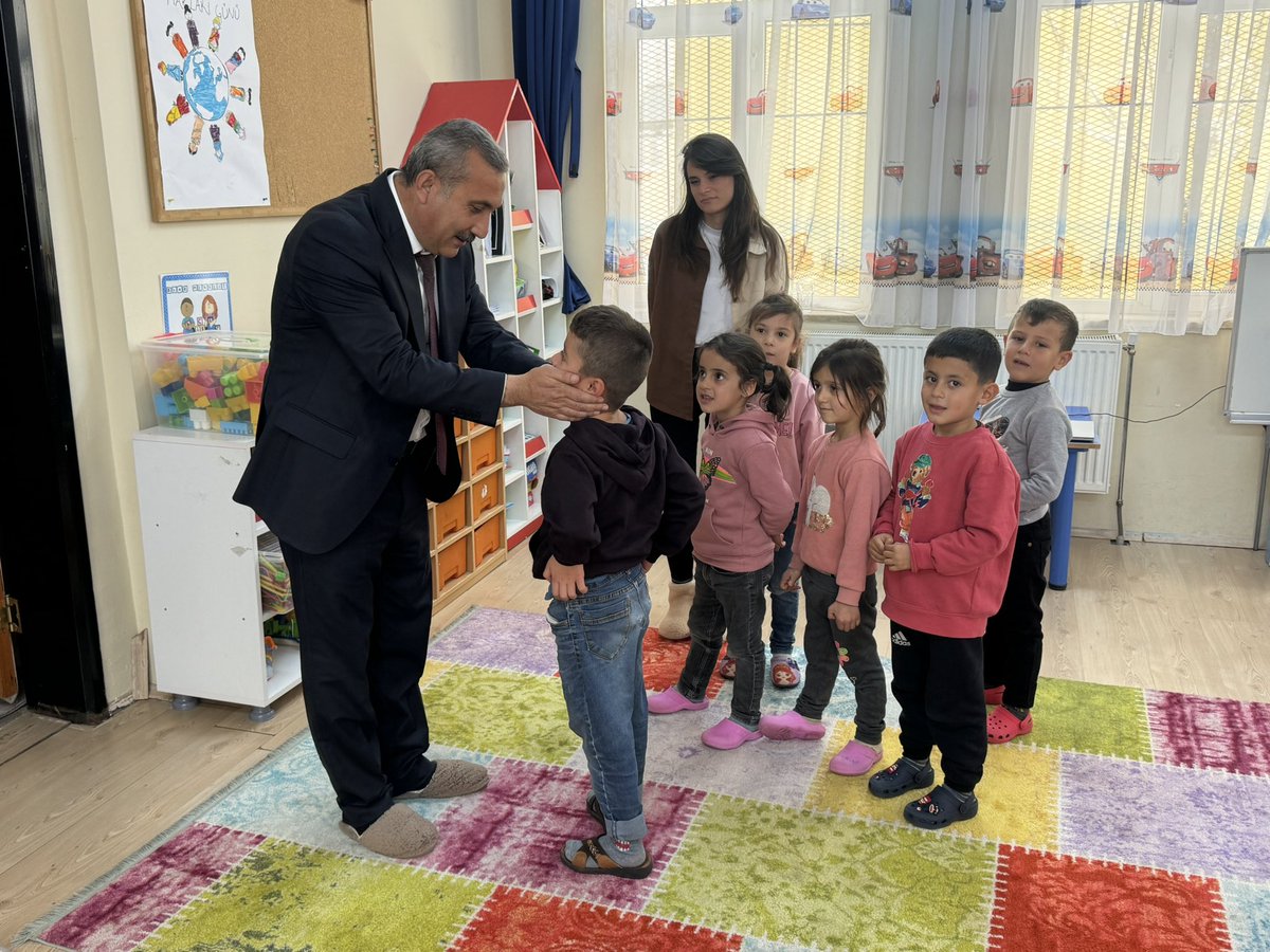 GunkBelediyesi's tweet photo. 2025-2026 eğitim öğretim yılının ilk dönemini tamamlayan ve karne 📖sevinci yaşayan tüm öğrencilerimize 👬👭 ve bu öğrencilerimiz için büyük emekler vererek onları geleceğe hazırlayan tüm öğretmenlerimize 🙎‍♀️🙍‍♂️sevdikleriyle birlikte mutlu, huzurlu tatiller diliyoruz. https://t.co/yfvE0kMSu0