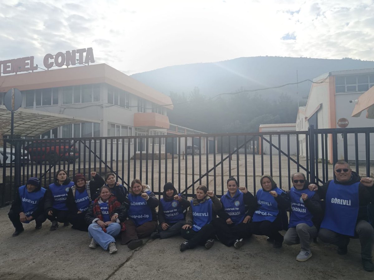 Temel Conta grevinin 404. gününde patron, makineleri kaçırmak için polis yardımıyla grev alanına girişleri engelliyor.

Temel Conta işçileri(<a href="/temelcontagrev/">Temelcontagrev</a>) emeğini, ekmeğini, geleceklerini patrona teslim etmeyecek!

Temel Conta işçilerileri yalnız değildir! Emeğimizi gasp