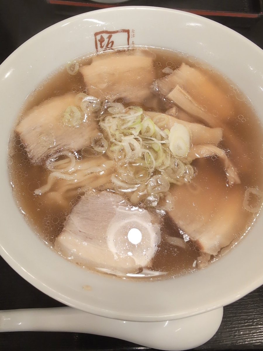 岩手県 坂内ラーメン　2026.🍜6
喜多方ラーメン
初めて食べるので普通にしてみたら、それでも沢山のチャーシューが！
我慢できずにハイボールを頼み、チャーシューをおつまみに食べました😋