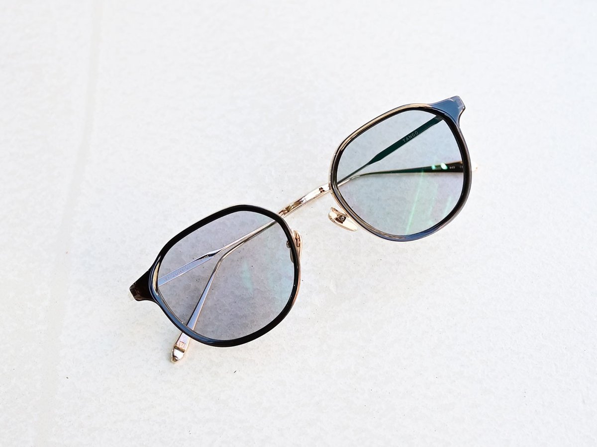 MASUNAGA SINCE1905シリーズ「TANGO」に、度付ライトグレーレンズにて作成させて頂きました。

冬でもこのくらいの濃さが欲しいくらい、陽が低いです。西陽の正面に入っての運転は、もっと濃くて良いくらい。

眩しさはホント疲れます。