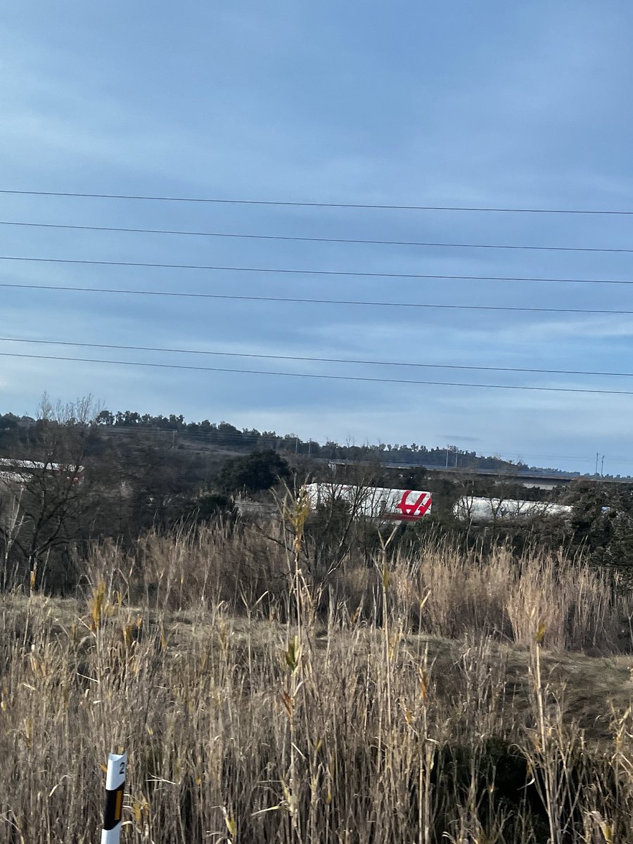 SpeedSectorF1's tweet image. 🚨 PRIMICIA @SpeedSectorF1 

👉 Tenemos camiones de Haas de camino del Circuit de Barcelona-Catalunya 

📸 Cazados a la altura de La Jonquera, pasada la frontera con Francia 

#F1