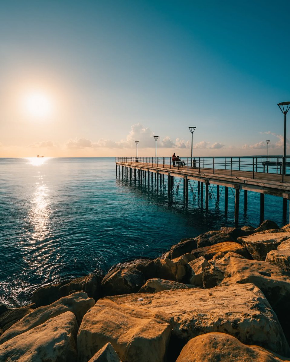 visitcyprus's tweet image. Friday mood: Lemesos (#Limassol) by the sea 🌊 Promenade walks, fresh air, and endless blue views. 🌴 How would you spend your Friday here - walk, coffee, or sunset? 👇 #VisitCyprus
 📷 @sawasdee_shots