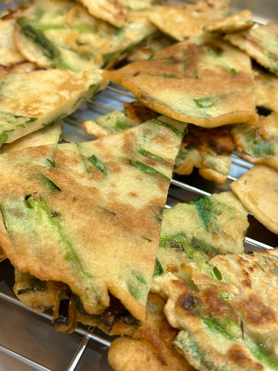 今日の #こどしょくのこんだて は！
・とうふチャンプルー
・ヒラヤーチー
・キャベツのサラダ
・わかめのみそ汁

です！
今日は沖縄のソウルフード🌺
ヒラヤーチーは、ニラやツナが入ったチヂミのような料理です！
子どもたちは初めて聞く料理に興味津々です👀