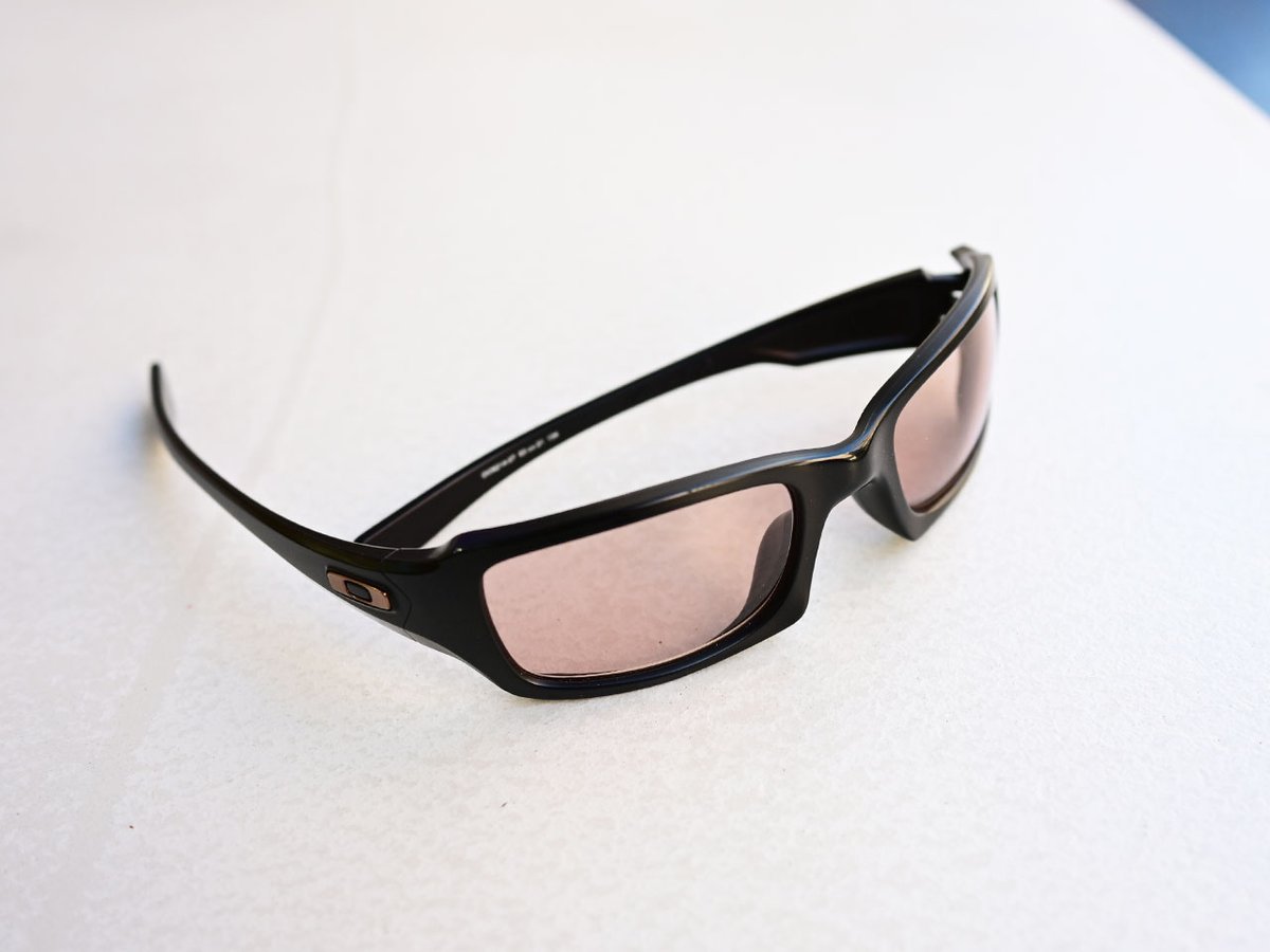 オークリーのFIVE SQUAREDに度無し「ブラウン50％」にてカスタマイズさせて頂きました。

このところオールドオークリーの修理やレンズ交換が立て込んでいて、ジュリエットのノーズブリッジの緩み修理は物凄い数が来ています。