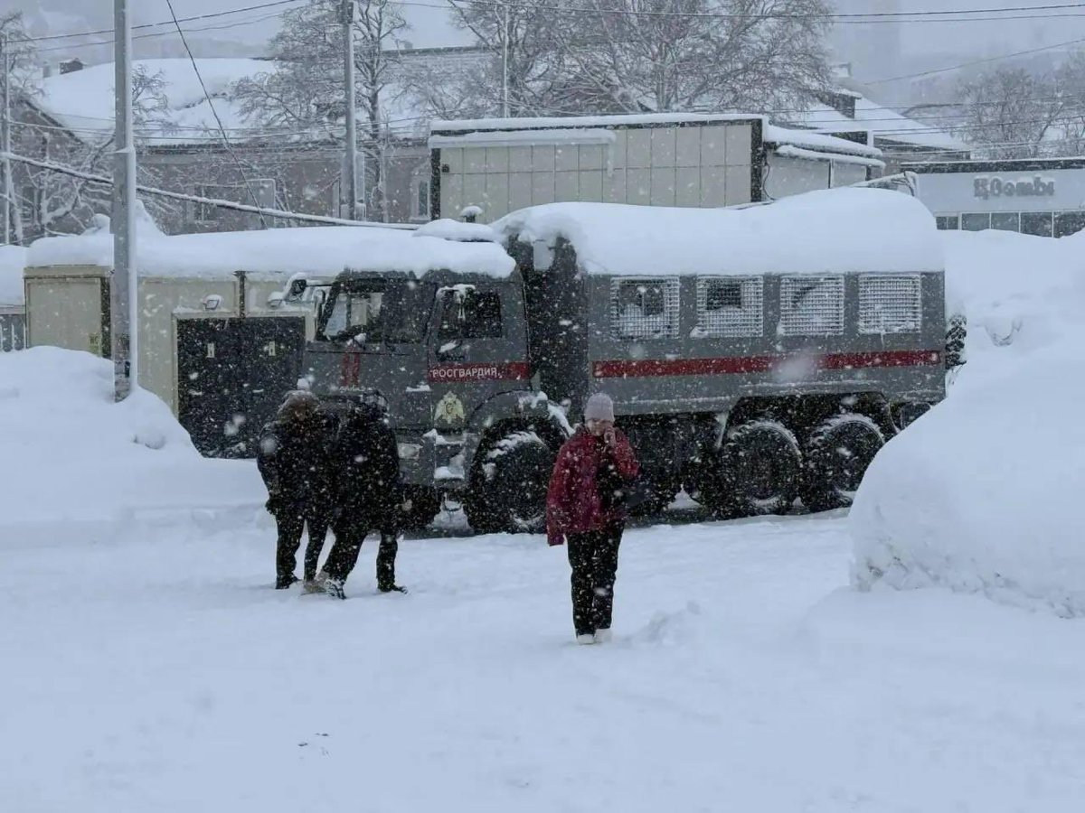 tvrain's tweet image. Росгвардия выделила жителям Камчатки два автозака вместо автобусов, которые не ходят из-за непогоды

Об этом сообщило правительство региона.

«Росгвардия всегда стоит на страже правопорядка в нашем крае. И в суровых погодных условиях тоже не остается в стороне. Ведомство помогает…