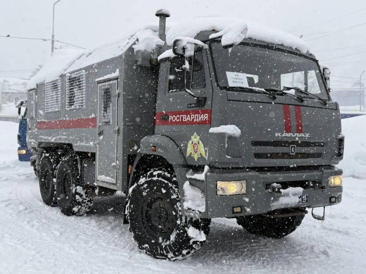 tvrain's tweet image. Росгвардия выделила жителям Камчатки два автозака вместо автобусов, которые не ходят из-за непогоды

Об этом сообщило правительство региона.

«Росгвардия всегда стоит на страже правопорядка в нашем крае. И в суровых погодных условиях тоже не остается в стороне. Ведомство помогает…