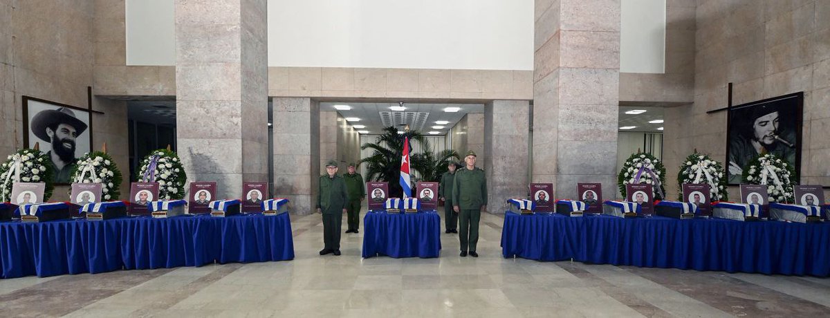🇨🇺| El General de Ejército Raúl Castro Ruz y el Presidente Miguel Díaz-Canel Bermúdez hicieron la última guardia de honor, en la sede del Ministerio de las Fuerzas Armadas Revolucionarias, a los 32 combatientes caídos en #Venezuela.