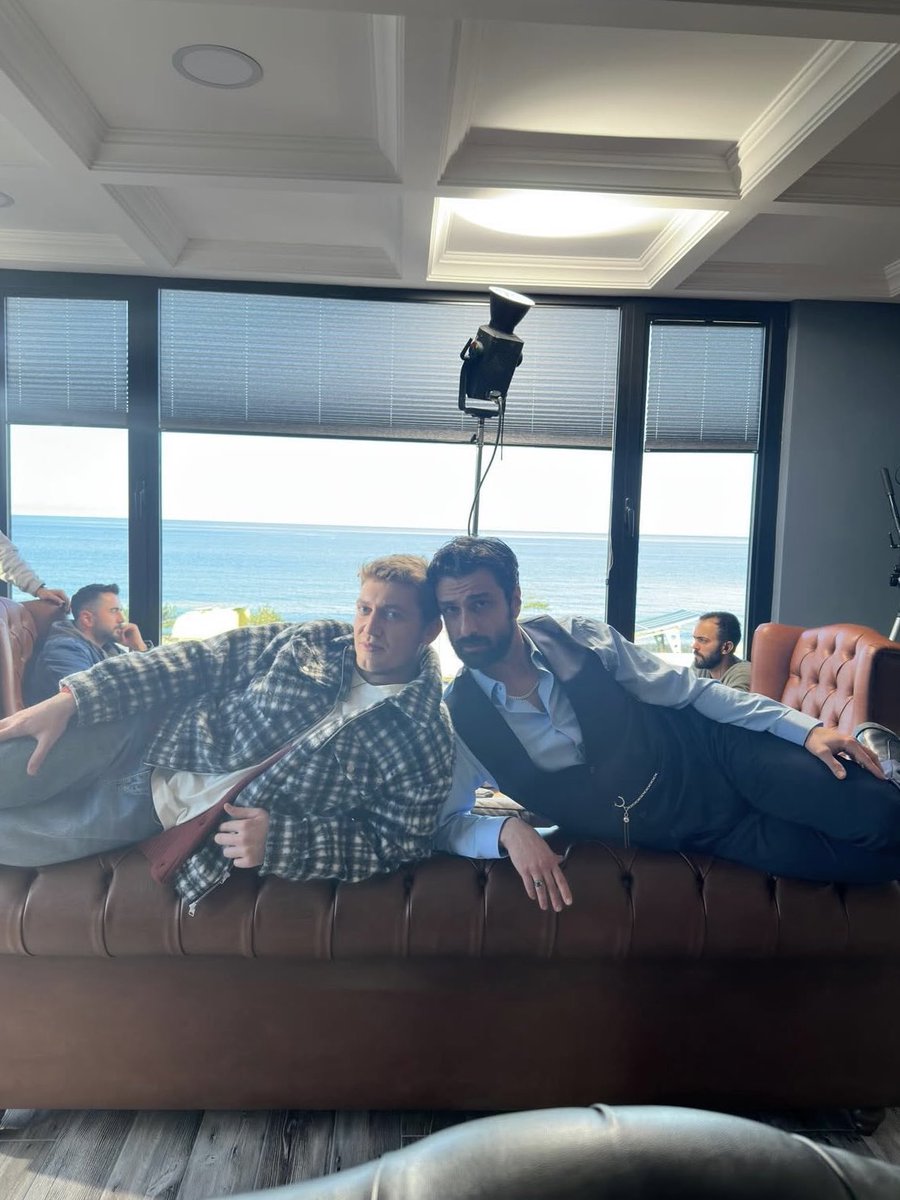 ya bütün saçma fotoğraflar neden bu ikiliden geliyor yapay zeka gibiler gebericem AHSJSKDJSKDJSKFKSKDKSK