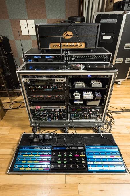 こういう大規模なラックマウントシステムのエフェクター組むプレイヤー