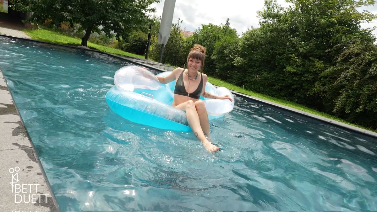 Gut schwimmen kann <a href="/anneeden_offi/">Anne Eden</a> nicht... aber dafür kann sie etwas anderes, umso besser...!! 💜🏊‍♀️💙

onlyfans.com/1865373929/bet…